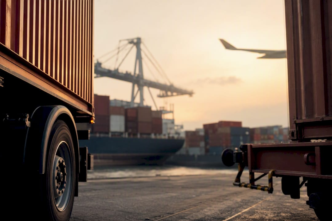 Vues partielles d'un navire, d'un camion, d'un avion et d'un train transportant des marchandises