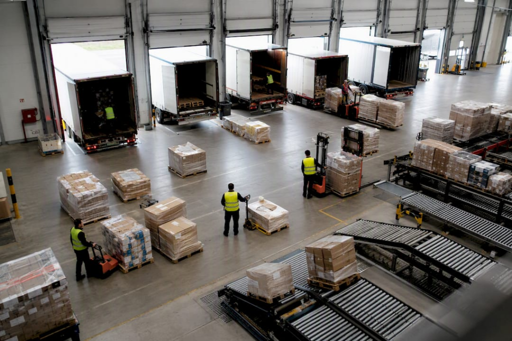 Plateforme de cross-docking avec camions et palettes